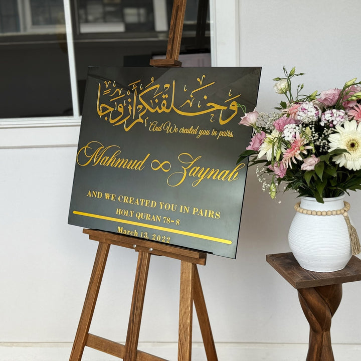 karsilama panosu siyah temperli cam altin pleksi yazili dugun dekoru masif ahsap sehpa uzerinde islamicwallarttr