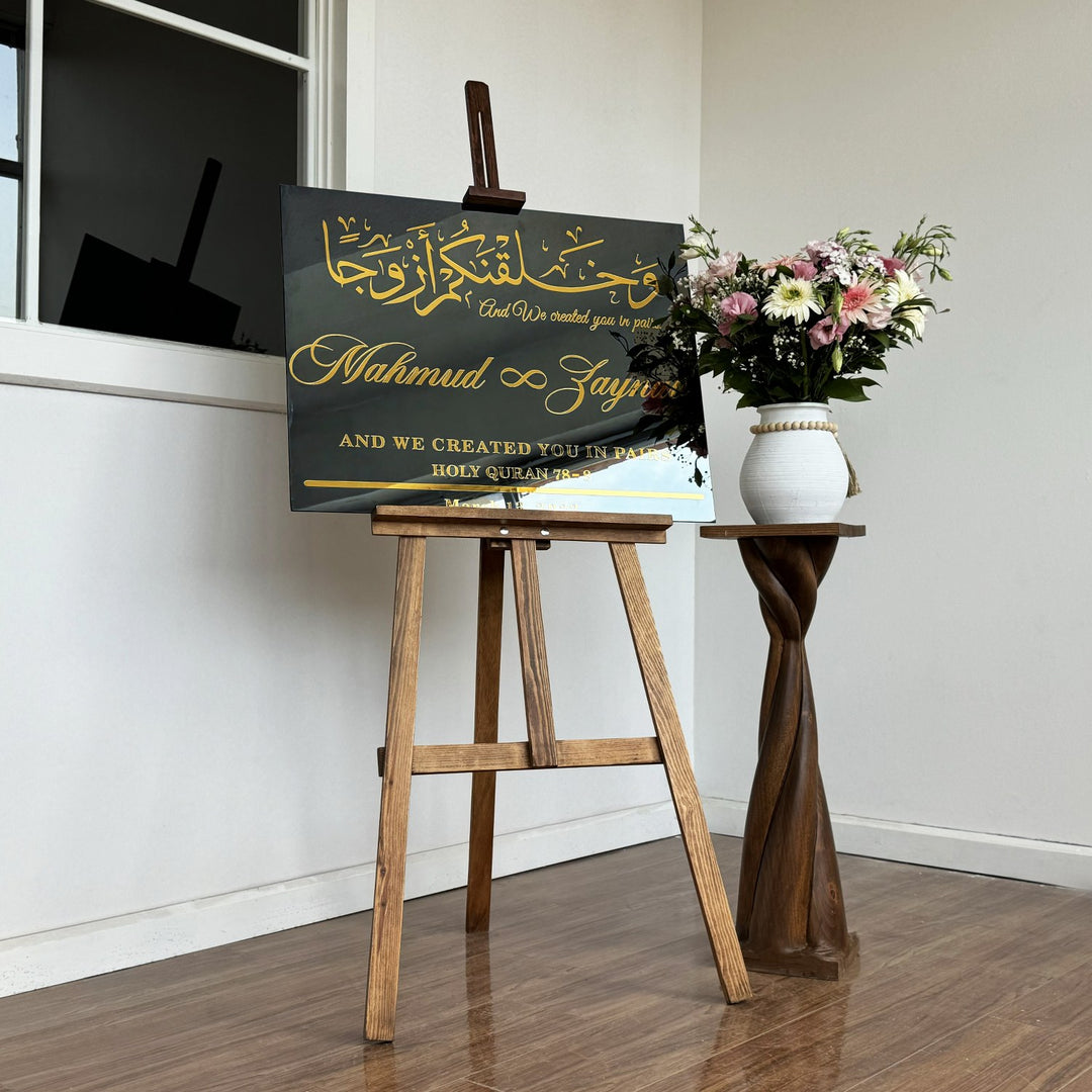 dugun icin ozel karsilama panosu siyah temperli cam altin pleksi yazili ve dekoratif cicekler islamicwallarttr