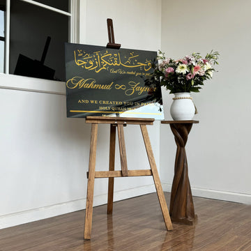 dugun icin ozel karsilama panosu siyah temperli cam altin pleksi yazili ve dekoratif cicekler islamicwallarttr