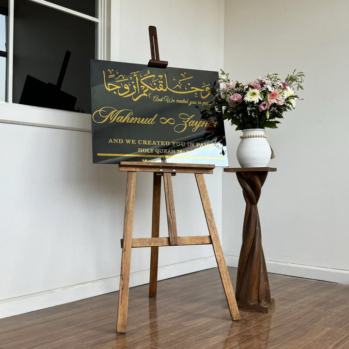 dugun icin ozel karsilama panosu siyah temperli cam altin pleksi yazili ve dekoratif cicekler islamicwallarttr