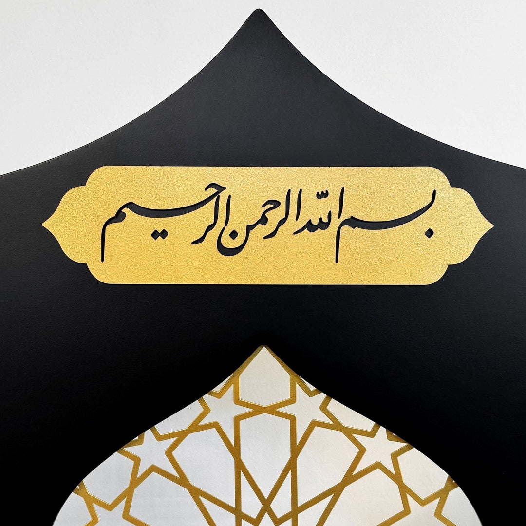 Siyah mihrabın tepesindeki altın Besmele levhası ve geometrik desenli pencere kemerinin yakın planı