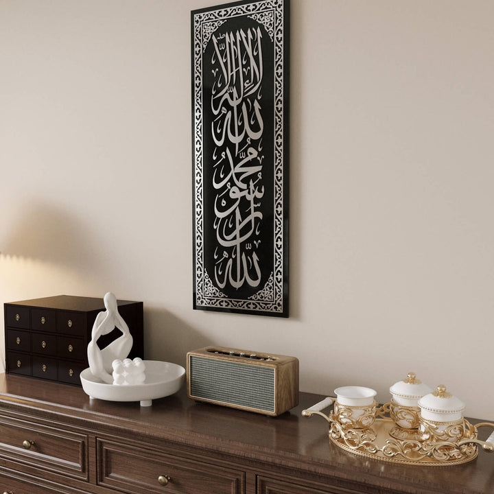Minimalist ve klasik iç mekan tasarımlarına tam uyum sağlayan Kelime-i Tevhid Dikey İslami Cam Tablo.
