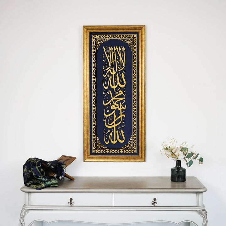 kelime i tevhid dini tablo kadife zemin uzerine altin renkli ahsap islemeli dikey tasarim islamicwallarttr
