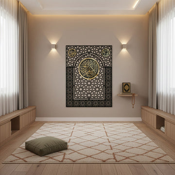 kelime i tevhid ile allah muhammed lafizlari altin pleksi ile islenmis cicek ve yildiz motifli ahsap siyah mihrap namaz odasinda goz alici bir durus sergiliyor islamicwallarttr