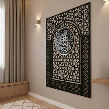 kelime i tevhid ile allah muhammed lafizlari gumus pleksi ile islenmis cicek desenli ahsap siyah mihrabin yan acidan gorunumu islamicwallarttr