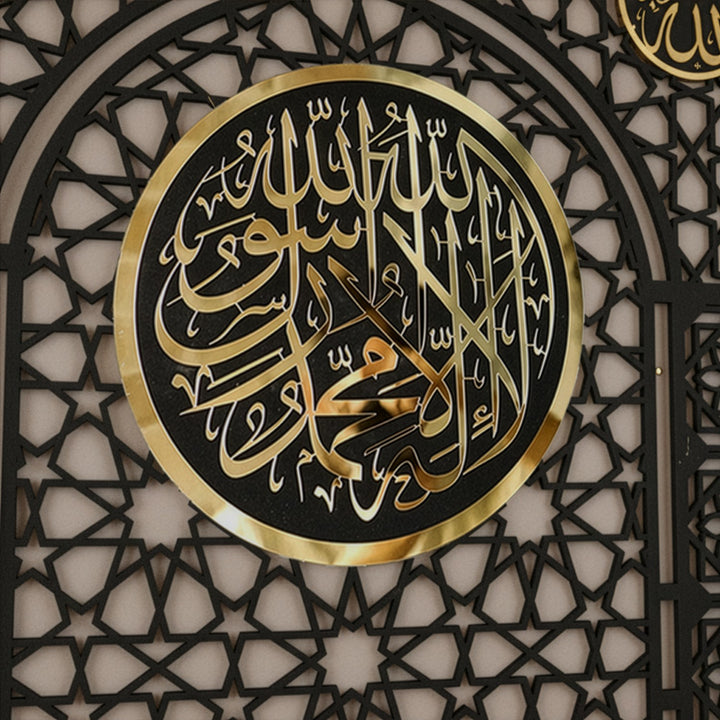 kelime i tevhid ile allah muhammed lafizlari altin pleksi ile islenmis cicek ve yildiz motifli siyah mihrapta kelime i tevhidin yakindan gorunumu islamicwallarttr