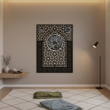 kelime i tevhid ile allah muhammed lafizlari gumus pleksi ile islenmis cicek ve yildiz motifli ahsap siyah mihrap namaz odasinda goz alici bir durus sergiliyor islamicwallarttr
