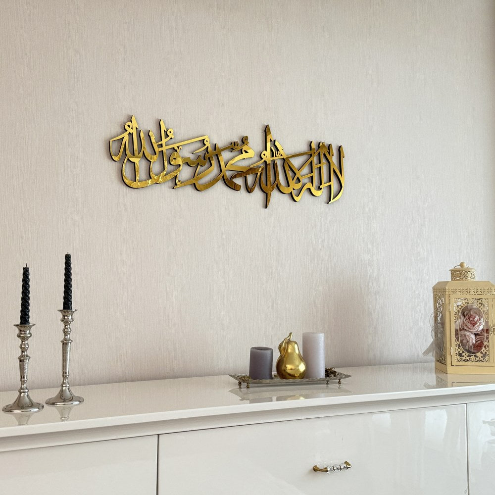 Altın akrilik uzun hatlı tablo, beyaz konsol, şamdan ve mumların üstündeki duvarda