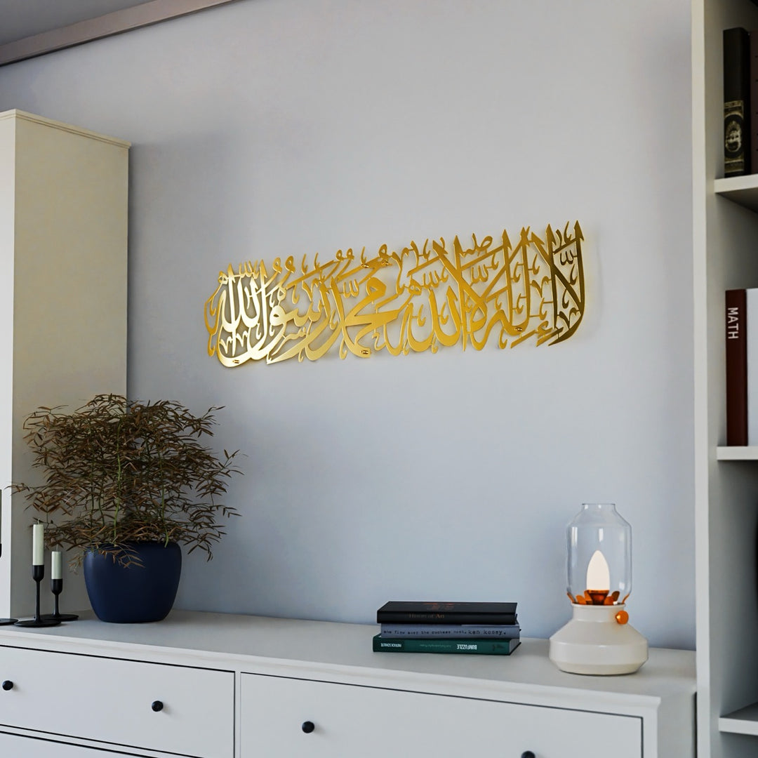 Mobilya uzerinde sergilenen altin kelime-i tevhid metal tablo modern klasik dini dekorasyon islamicwallarttr