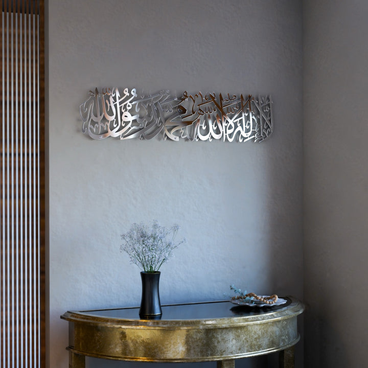 Dresuar uzerinde sergilenen gumus kelime-i tevhid metal tablo modern klasik dini dekorasyon islamicwallarttr