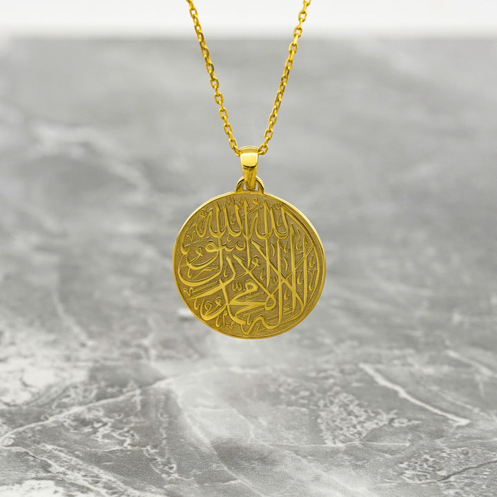kelime i tevhid arapca hat ile yazili zincirli yuvarlak altin kaplama gumus kolye islamicwallarttr