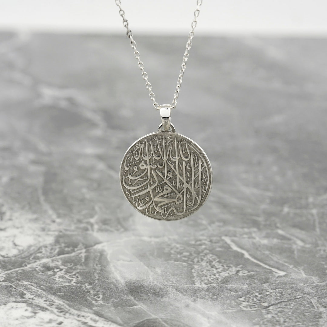 kelime i tevhid arapca hat ile yazili yuvarlak formda zincirli gumus kolye islamicwallarttr
