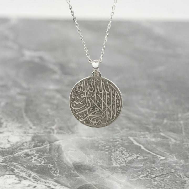 kelime i tevhid arapca hat ile yazili yuvarlak formda zincirli gumus kolye islamicwallarttr