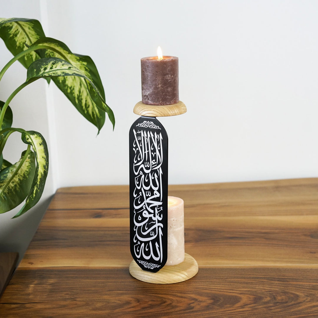 altta ve ustte mum ahsap mum standi olan siyah metal mumluk uzerinde arapca dikey sekilde yazan kelimei tevhid ile dikkat cekiyor islamicwallarttr