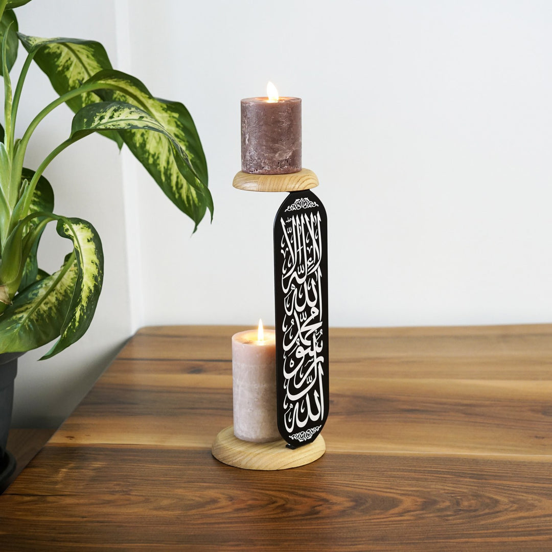 yan acidan gorulen uv baski ile kelimei tevhid yazili siyah metal mumlugun iki ahsap standinda yanan mumlar gorunuyor islamicwallarttr