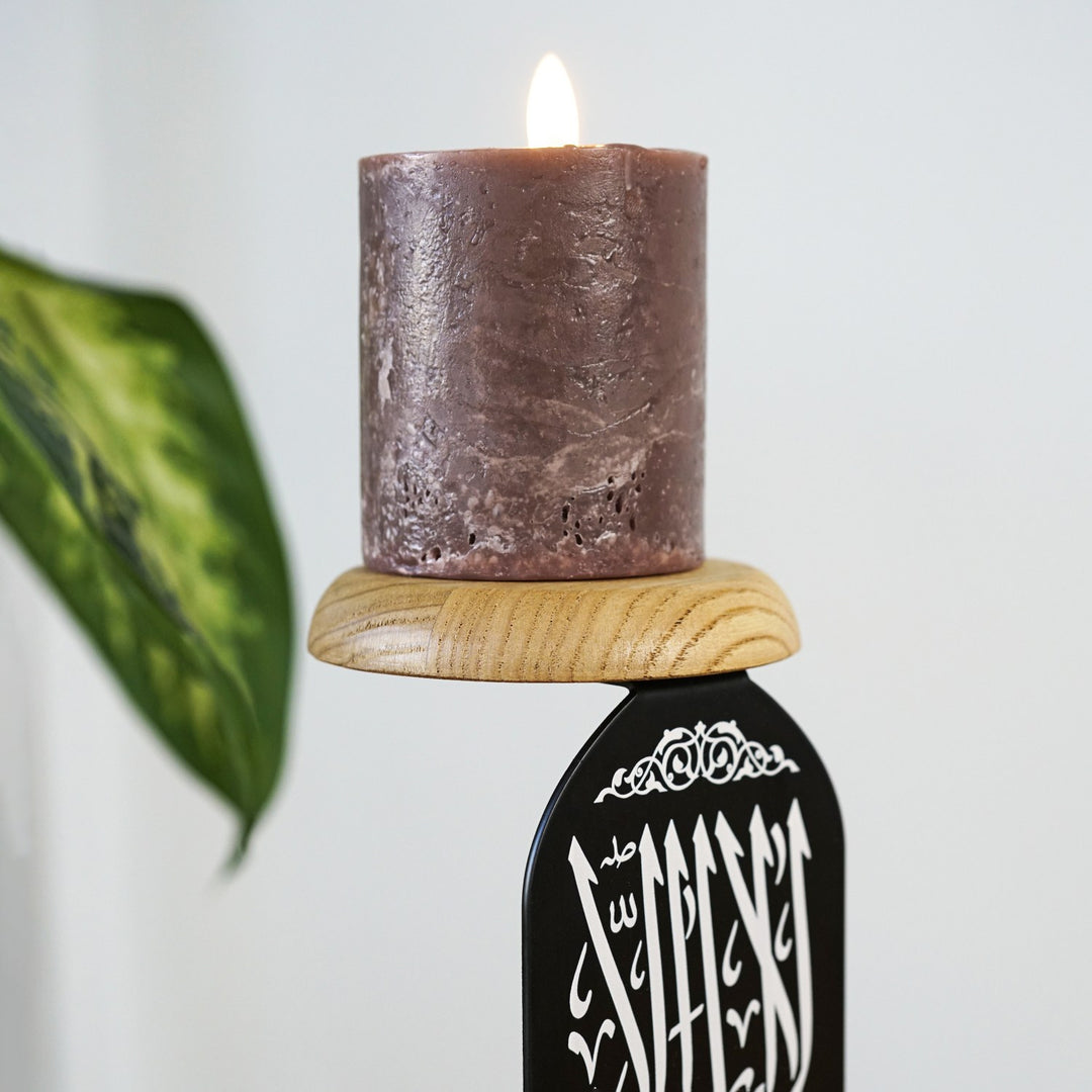 kelimei tevhid yazili mumlugun yakin cekim ile ust ahsap mum standi ve kaliteli beyaz uv baskisi dikkat cekiyor islamicwallarttr