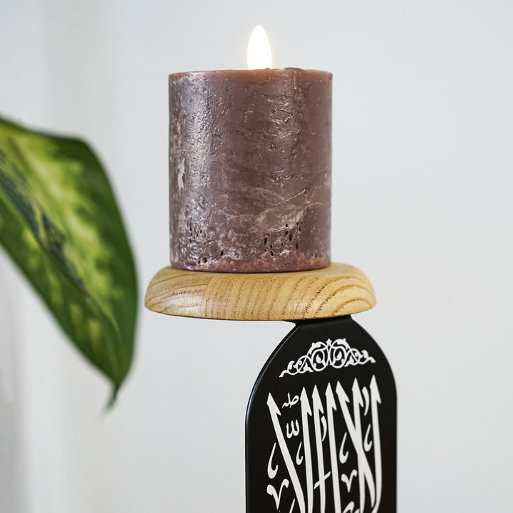 kelimei tevhid yazili mumlugun yakin cekim ile ust ahsap mum standi ve kaliteli beyaz uv baskisi dikkat cekiyor islamicwallarttr