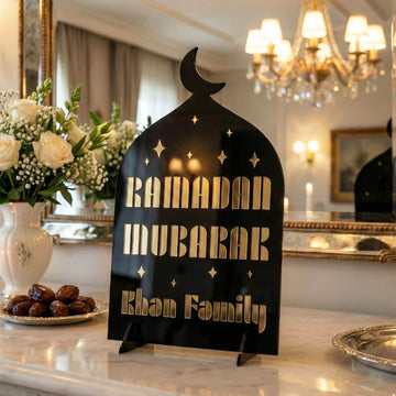 Aile İsimli Modern akrilik Ramazan masa üstü dekor, Dış Siyah iç Altın, Khan Family yazılı, mermer konsolda