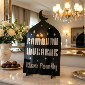 Aile İsimli Modern akrilik Ramazan masa üstü dekor, Dış Siyah iç Gümüş, Khan Family yazılı, çiçeklerin yanında