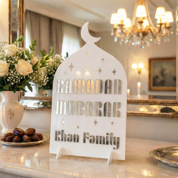 Aile İsimli Modern akrilik Ramazan masa üstü dekor, Dış Beyaz iç Gümüş, Khan Family yazılı, çiçeklerin yanında