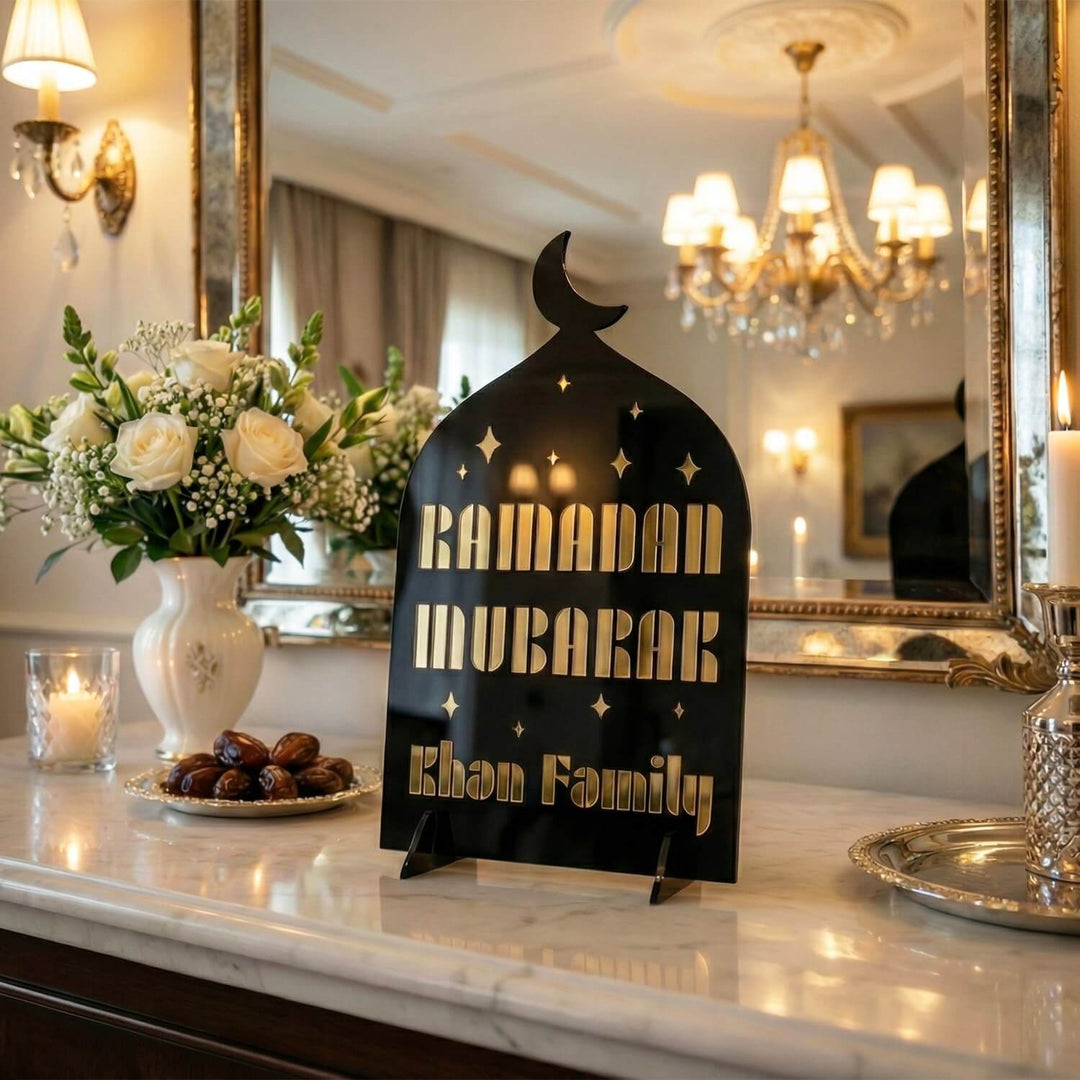 Ramazan mubarek yazili kisiye ozel akrilik masaustu dekor altin ve siyah renklerle sik bir tasarima sahip islamicwallarttr