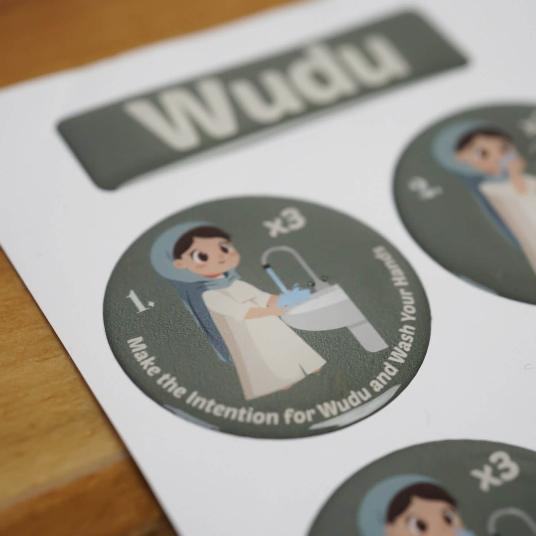 Kız çocuk figürlü yeşil abdest sticker, 3D kabartmalı epoksi yüzeyin yakın çekimi