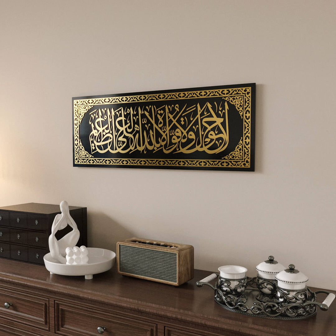 Modern salon dekorasyonu için altın sarısı ve siyah renkli İslami cam duvar sanatı.