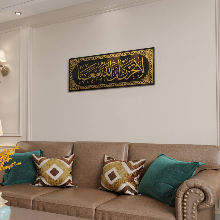La Tahzen İnnallahe Meana Cam Tablo - Tevbe Suresi 40. Ayet yüksek çözünürlüklü baskı kalitesiyle salon duvarlarını süslüyor.