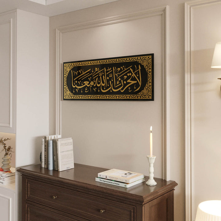 Yatay formda tasarlanmış estetik ve anlamlı La Tahzen İnnallahe Meana Cam Tablo - Tevbe Suresi 40. Ayet.