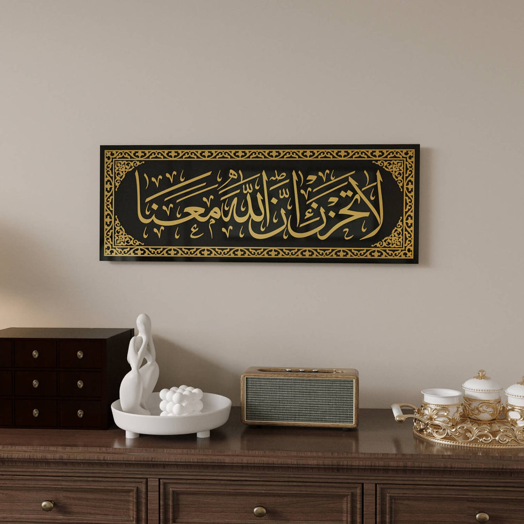Parlak yüzeyli ve dayanıklı materyalden üretilen La Tahzen İnnallahe Meana Cam Tablo - Tevbe Suresi 40. Ayet.