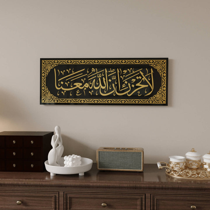 Parlak yüzeyli ve dayanıklı materyalden üretilen La Tahzen İnnallahe Meana Cam Tablo - Tevbe Suresi 40. Ayet.