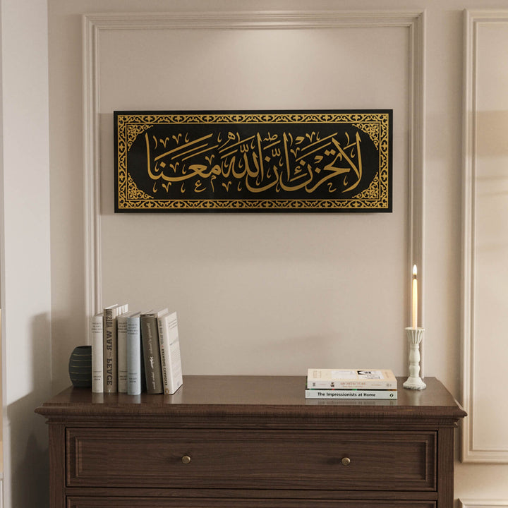 "Üzülme, Allah bizimledir" mesajını taşıyan La Tahzen İnnallahe Meana Cam Tablo - Tevbe Suresi 40. Ayet.