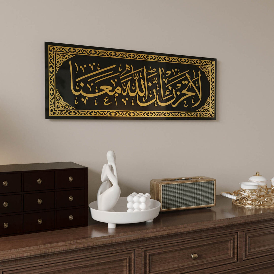 Güven veren tasarımı ve manevi korumasıyla La Tahzen İnnallahe Meana Cam Tablo - Tevbe Suresi 40. Ayet.