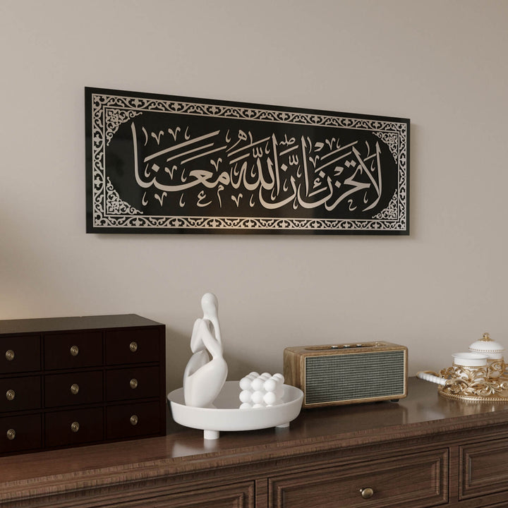 Klasik hat sanatının cam üzerinde modern yorumu olan La Tahzen İnnallahe Meana Cam Tablo - Tevbe Suresi 40. Ayet.