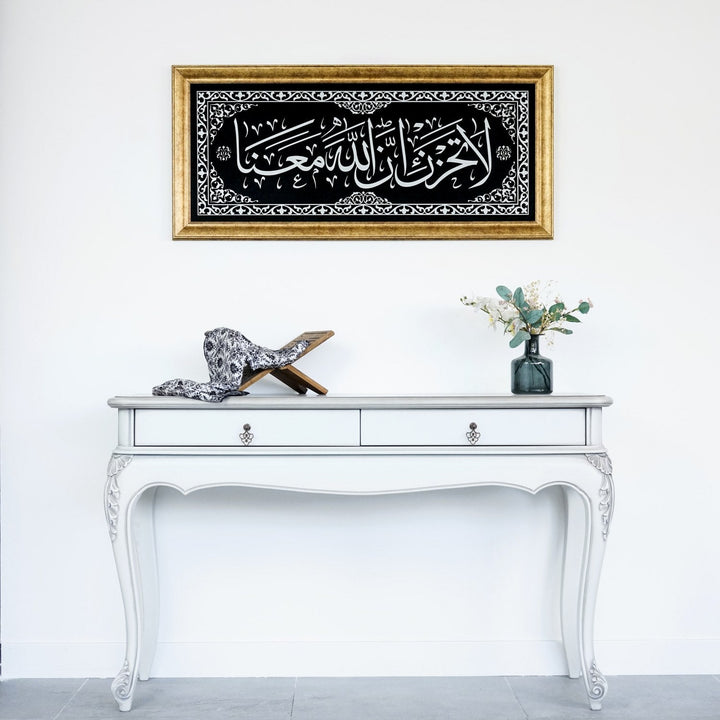 la-tahzen-innallahe-meana-islamic-wall-art-framed-arabic-calligraphy-art-on-velvet-modern-islamic-wall-art-for-homes-islamicwallartstore