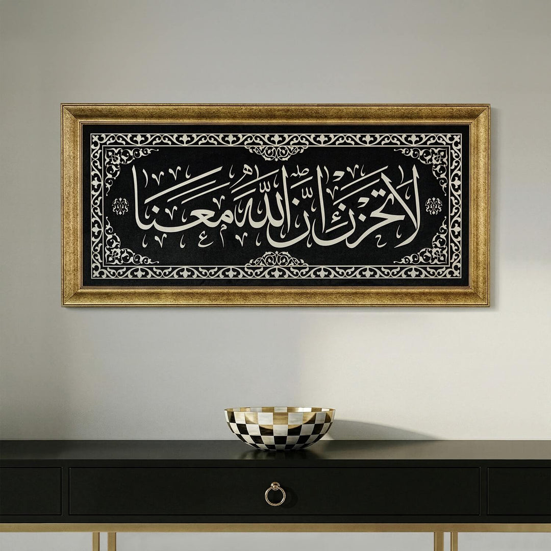 Siyah modern dresuar uzerinde sergilenen la tahzen yazili kadife islami tablo luks ev dekorasyonu ve dini hediye islam,cwallarttr