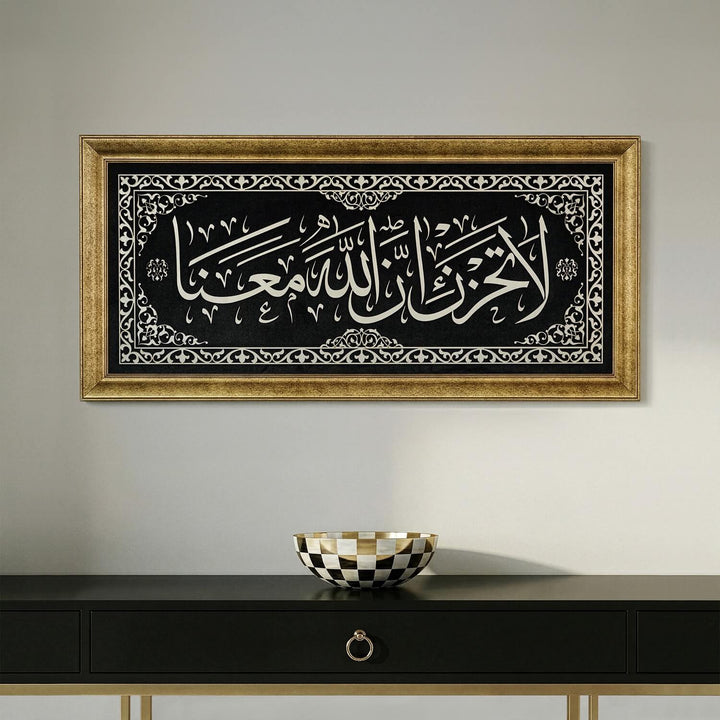 Siyah modern dresuar uzerinde sergilenen la tahzen yazili kadife islami tablo luks ev dekorasyonu ve dini hediye islam,cwallarttr
