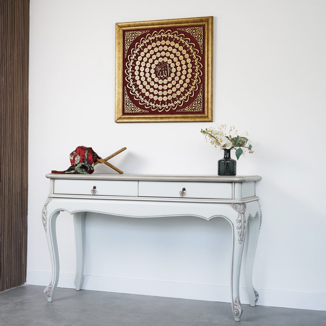 altin yaldizli cerceveli krem kadife zeminli altin lazer kesim ahsap esmali tablo beyaz bir dresuar ustune asilmis islamicwallarttr