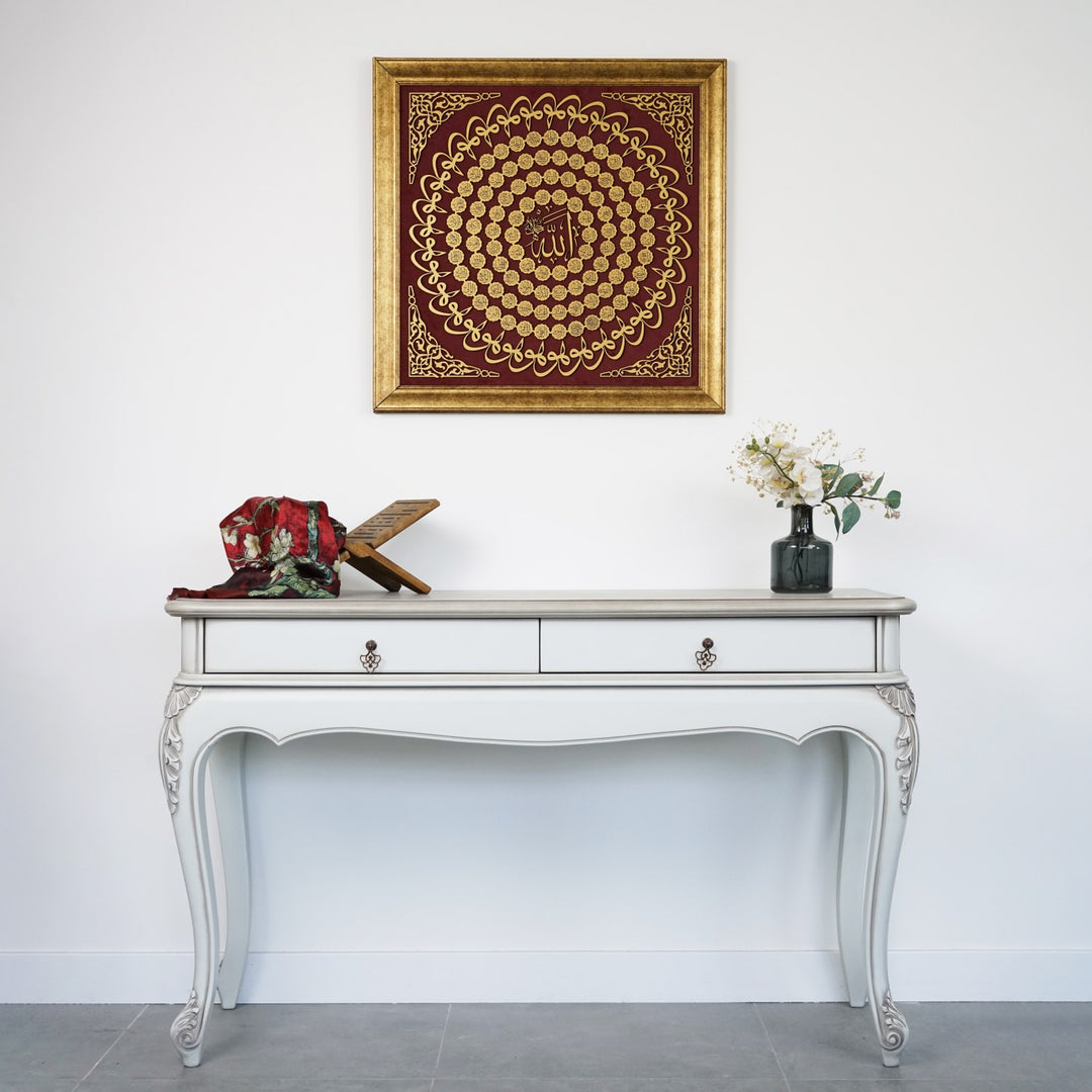 beyaz dresuar uzerinde altin yaldizli cerceveli krem kadife zeminli altin lazer kesim ahsap 99 esma tablo islamicwallarttr