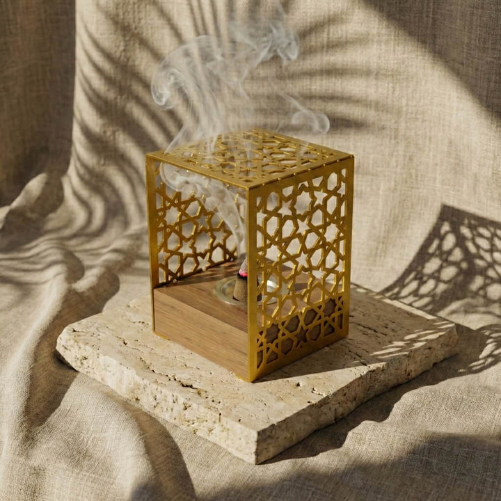 Ahşap Standlı Metal Tütsülük – İslami Motifli Rustik Tasarım