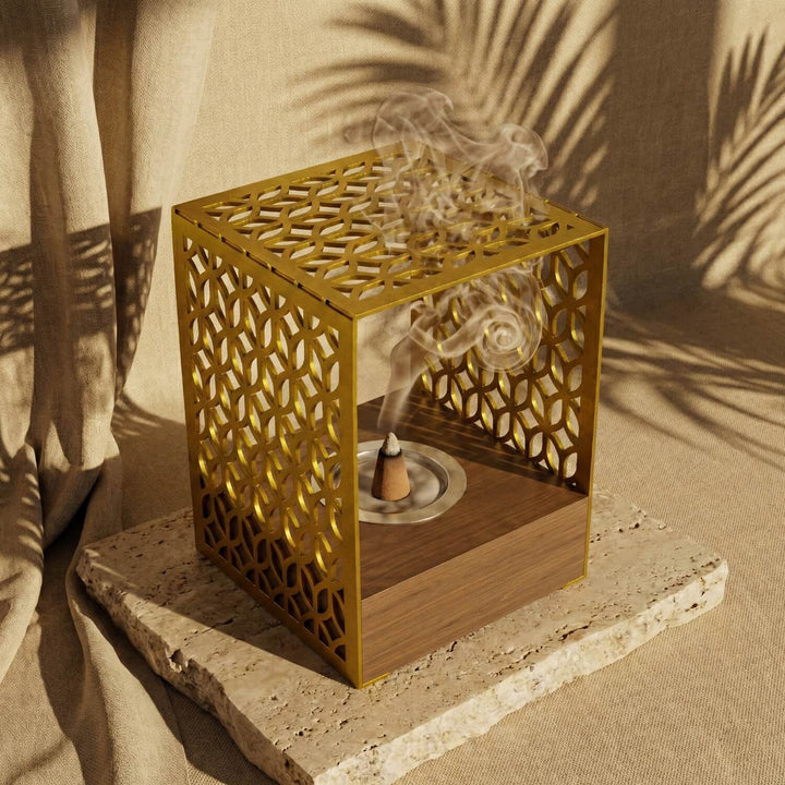 Ahşap Standlı Metal Tütsülük – Geometrik Motifli Minimalist Tasarım