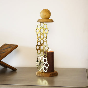 Parlak Altın geometrik desenli metal mumluk, ahşap tabanlı, komodinde rahle yanında