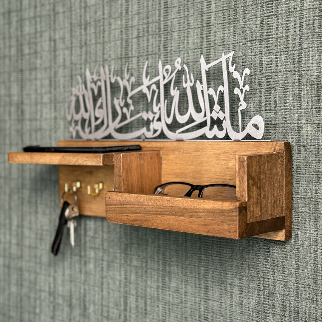 Gümüş renk Maşallah Tebarakallah hatlı ahşap anahtarlık, açılı görünüm ve telefon rafı