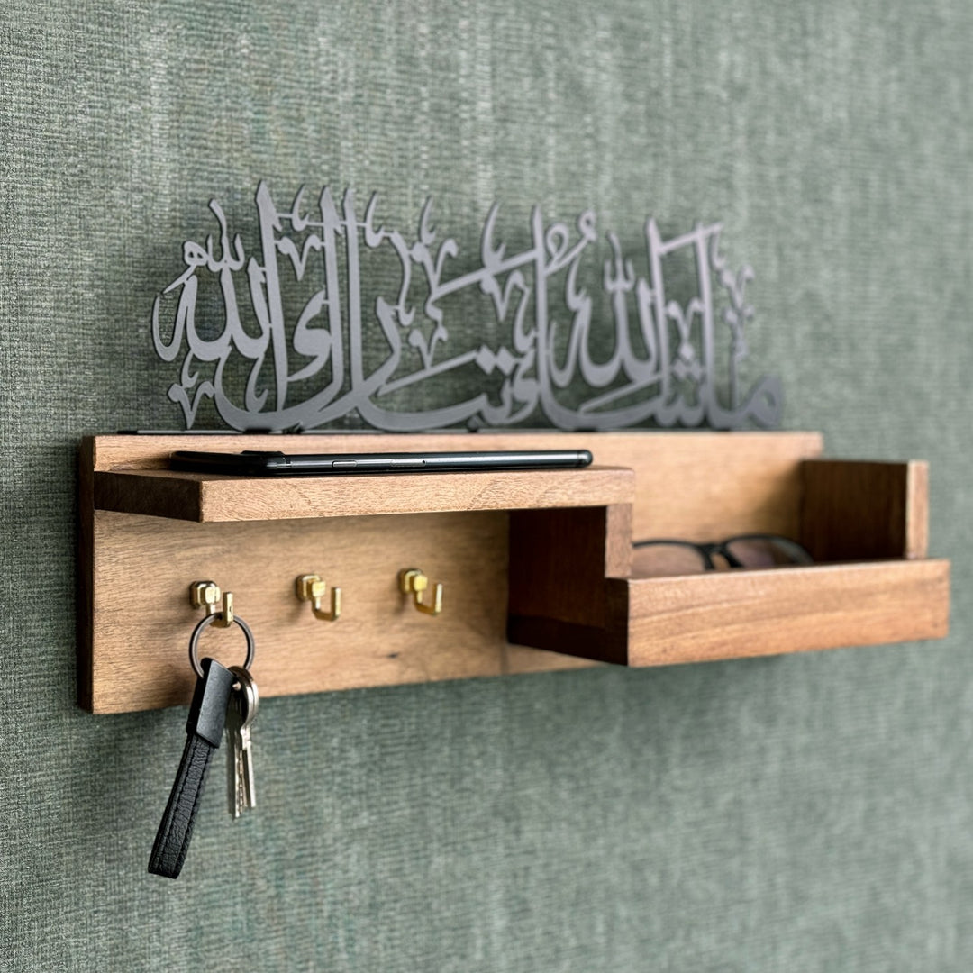 Maşallah Tebarakallah hat sanatlı ahşap anahtarlık, askıda anahtarla yakın ve hafif yandan görünüm