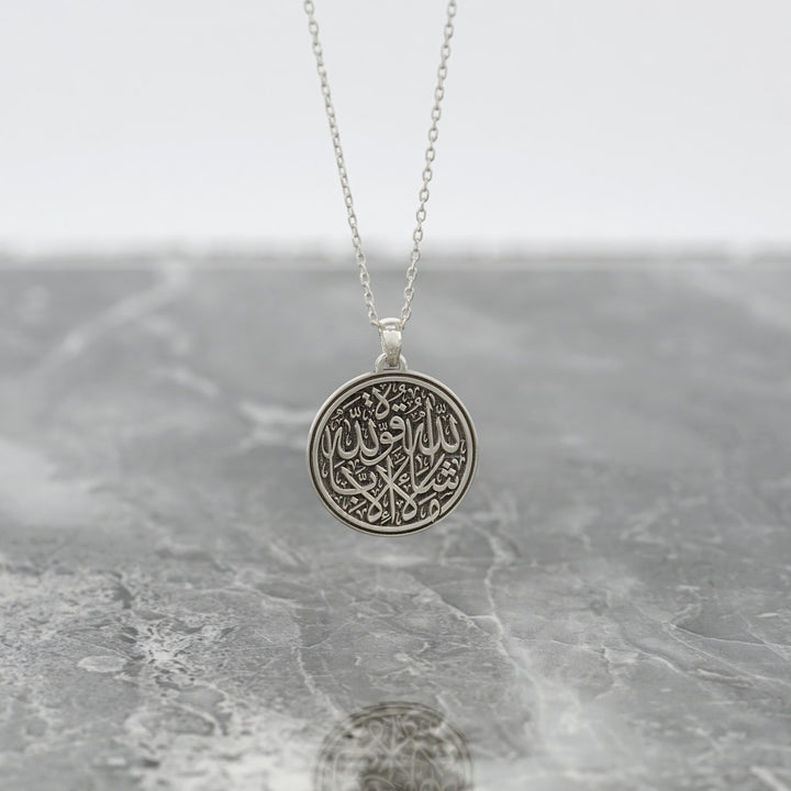 masallah la havle vela kuvvete illa billah yazili zincirli yuvarlak gumus kolye islamicwallarttr