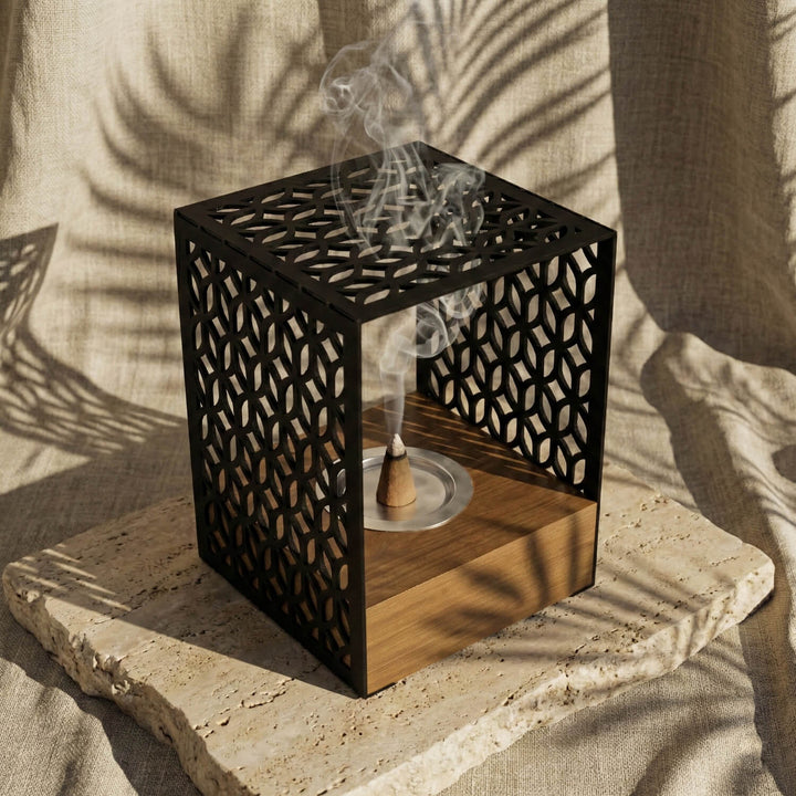 Ahşap Standlı Metal Tütsülük – Geometrik Motifli Minimalist Tasarım