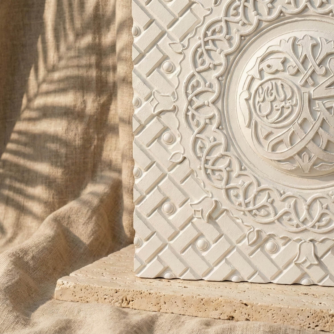 Doğal taş Mescid-i Nebevi kapısı panosundaki geometrik ve rumi kabartmaların yakın çekimi