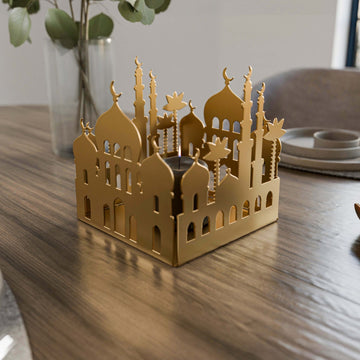 Altın renk mescit motifli metal dekoratif mumluk, ahşap masanın üstünde köşeden genel görünüm