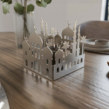Gümüş renk mescit motifli metal dekoratif mumluk, ahşap masanın üstünde köşeden genel görünüm