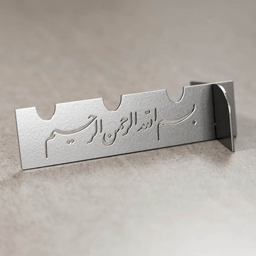 Gümüş renk Besmele yazılı metal çatal bıçak tutucu, yandan açılı görünüm